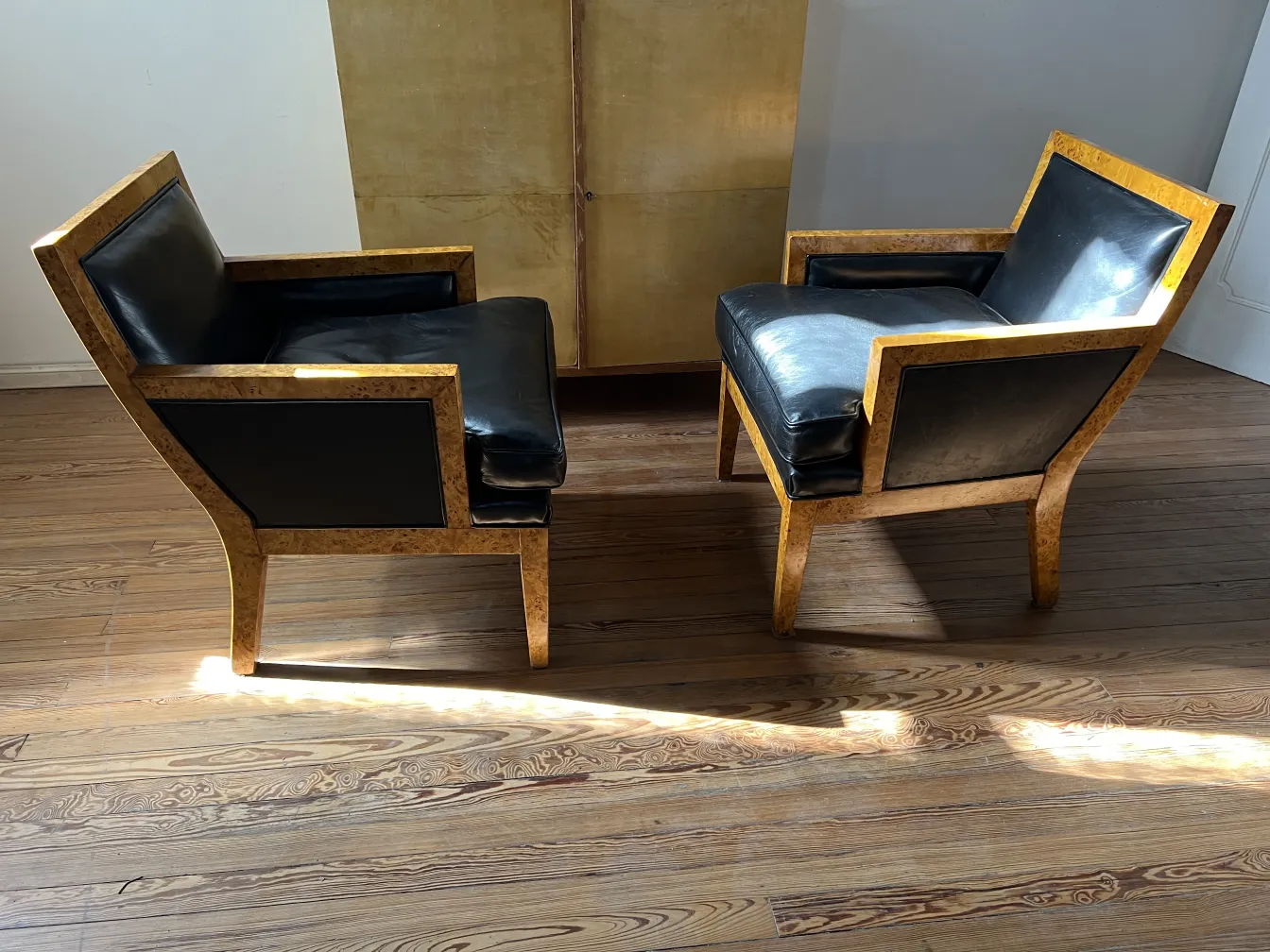 deux fauteuils anciens avec un design élégant et des formes claires