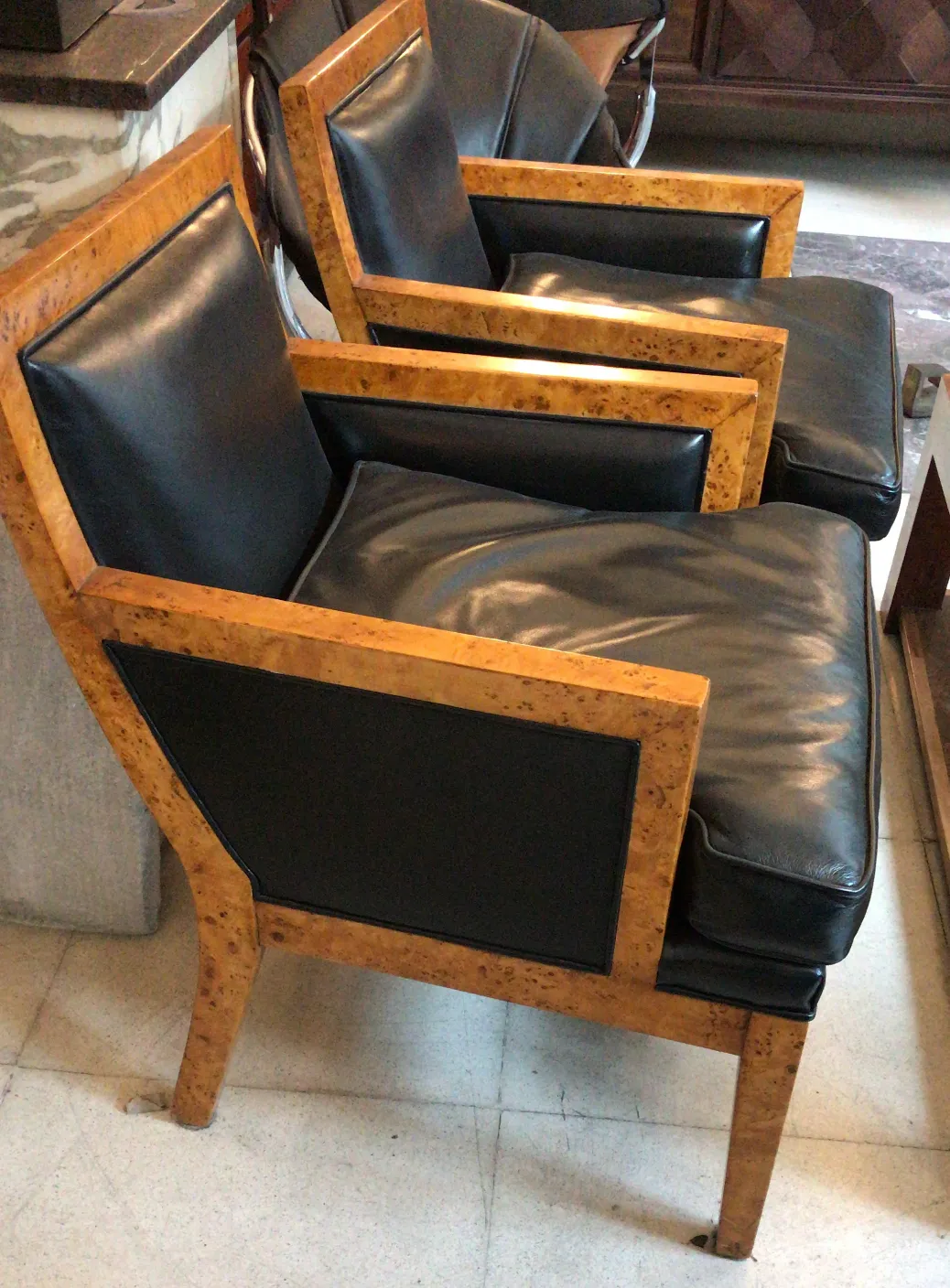 due poltrone antiche dal design elegante in un ambiente classico