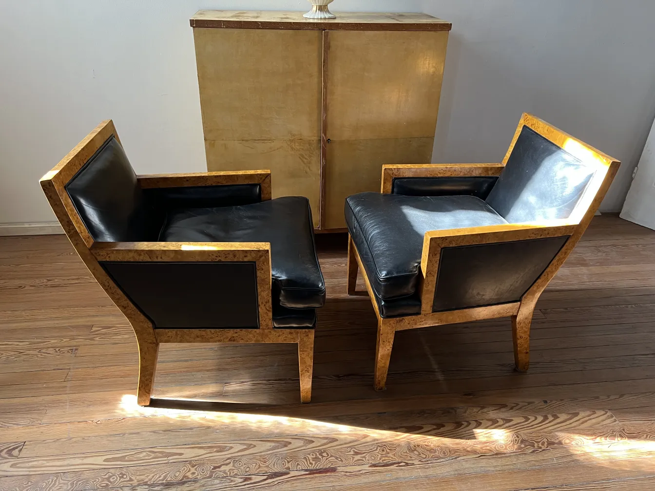 Dos sillones antiguos de Jean Michel Frank en un ambiente acogedor.