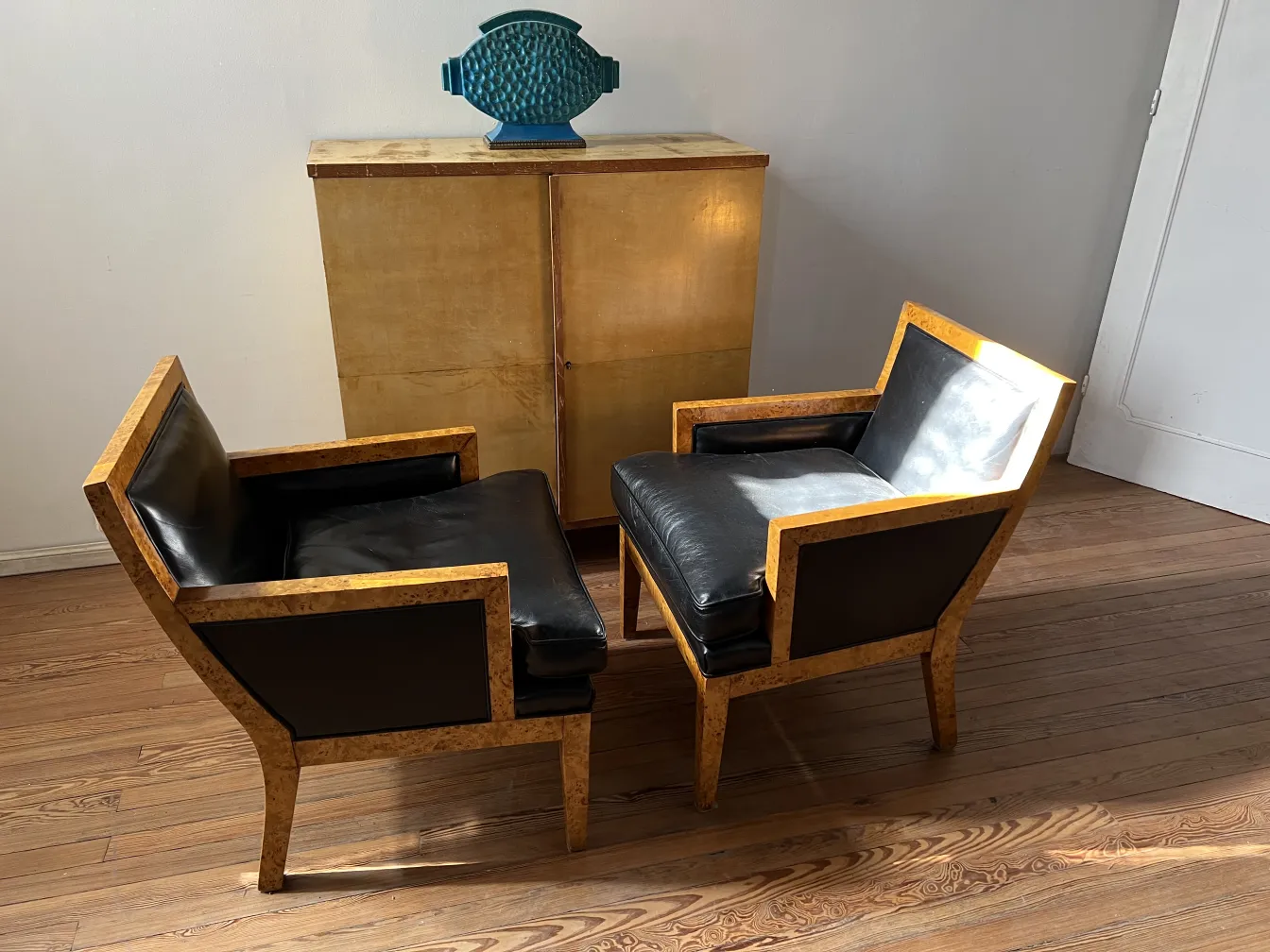 Dos antiguos sillones de diseño, Jean Michel Frank, en una habitación con luz natural.