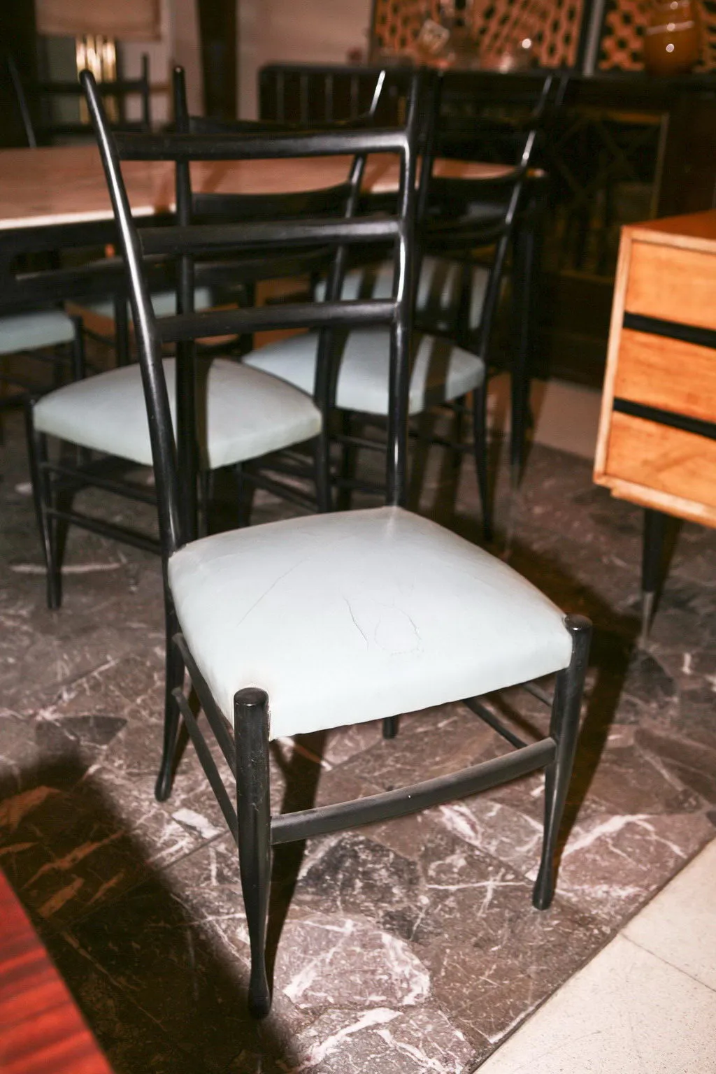 mesa de comedor con sillas en un entorno antiguo, gio ponti