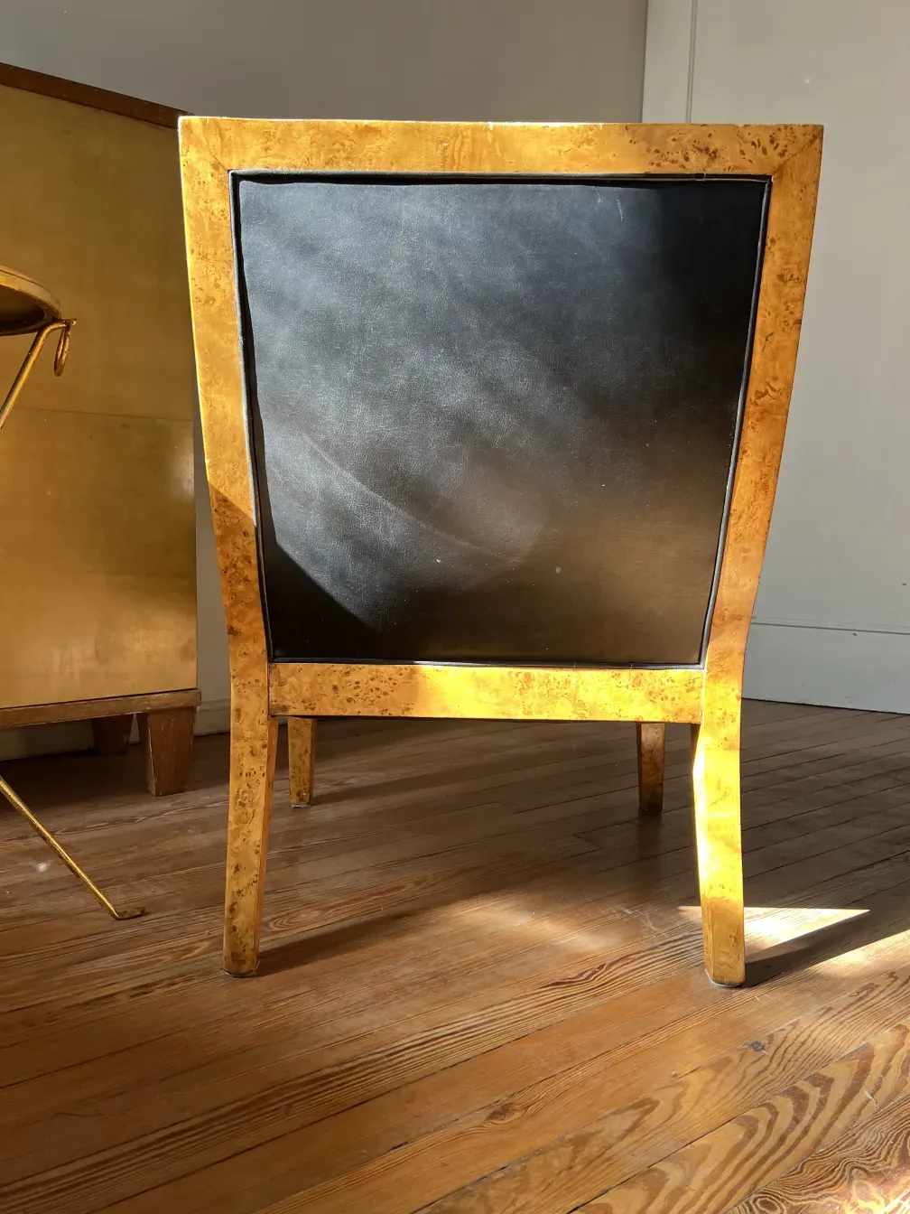 밝은 환경에 있는 jean michel frank의 안락의자 2개 모습.