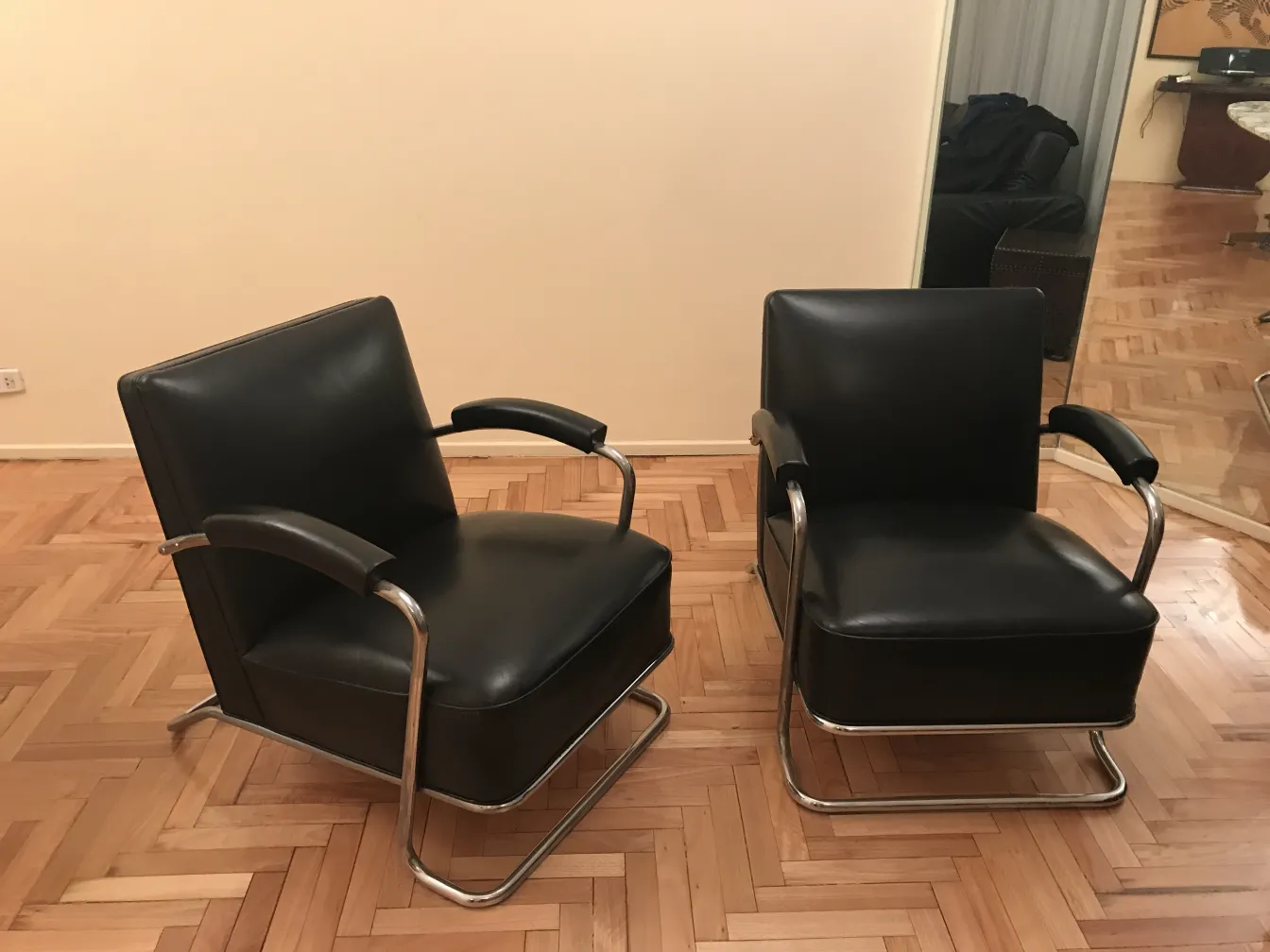 Deux fauteuils anciens de style art déco dans une pièce