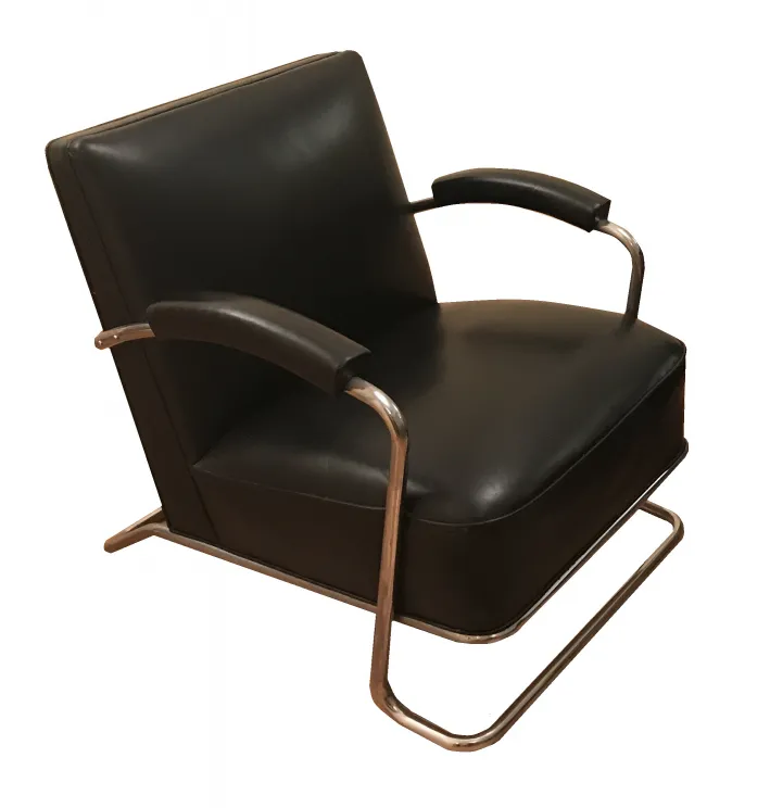 Due poltrone antiche elegantemente in stile art deco.