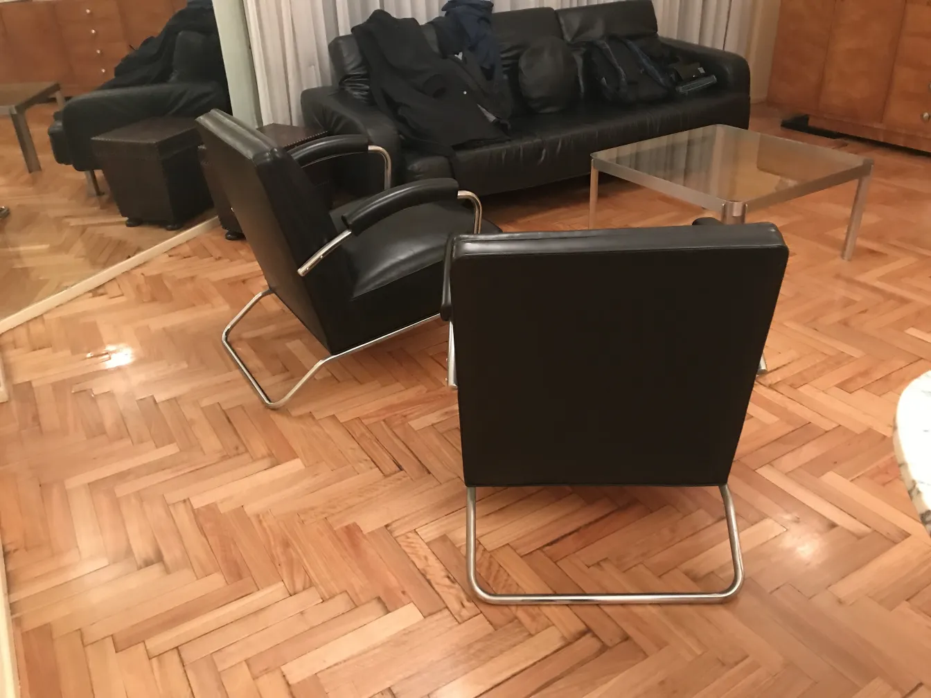 Conjunto de 2 poltronas antigas art deco em um ambiente elegante