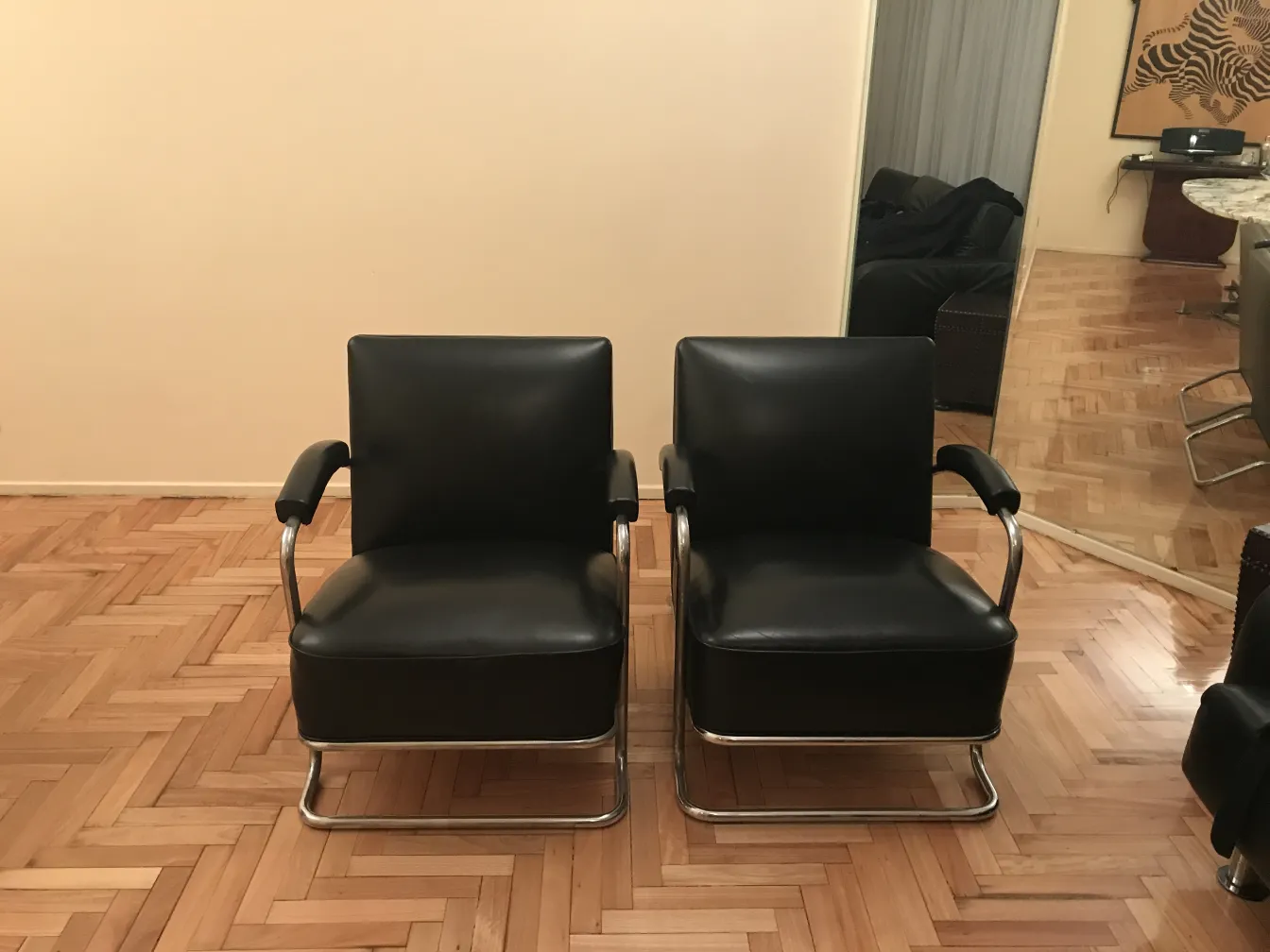 Deux fauteuils anciens de style art deco dans une pièce