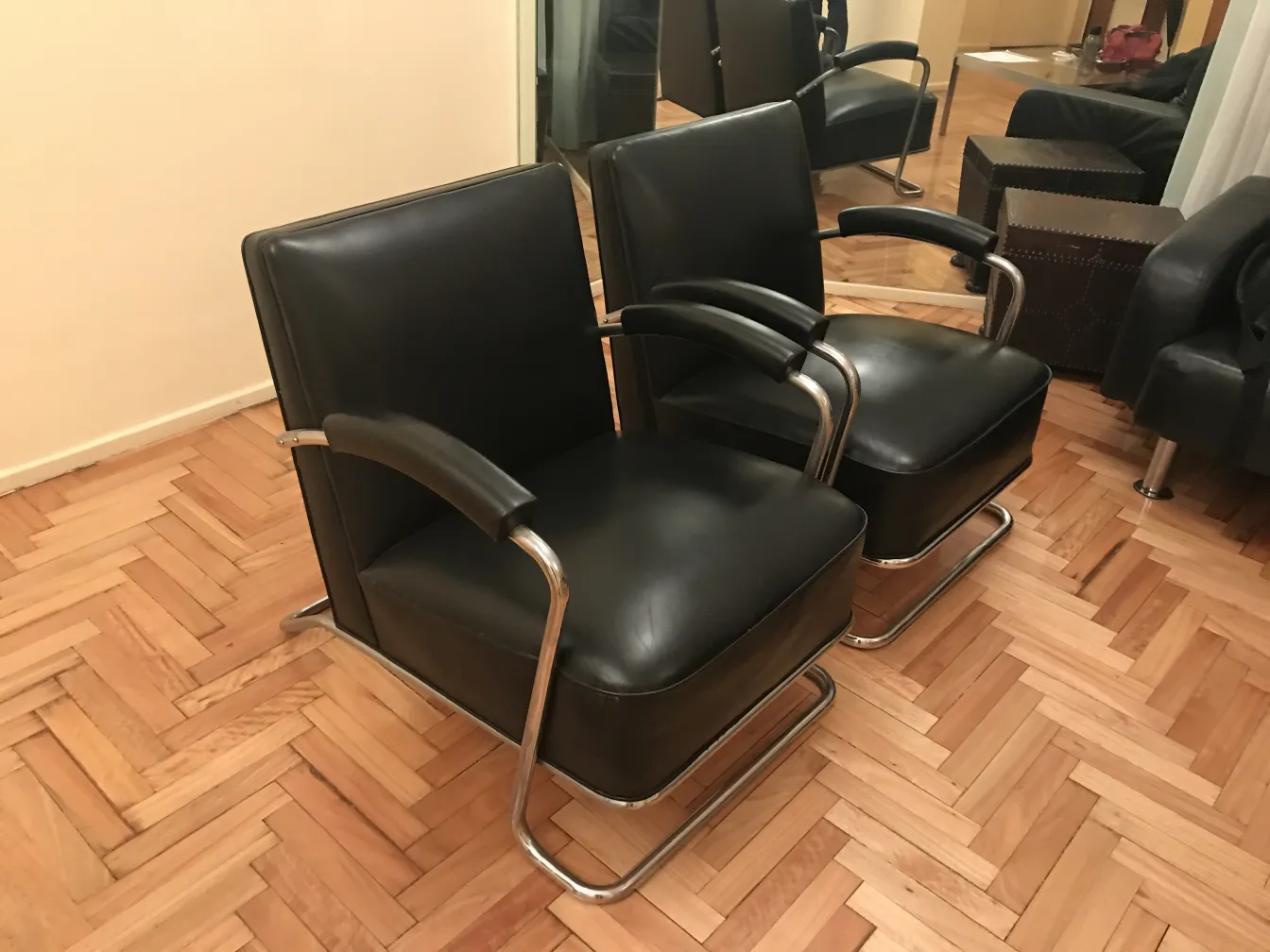 两把古董扶手椅置于温馨的木地板环境中