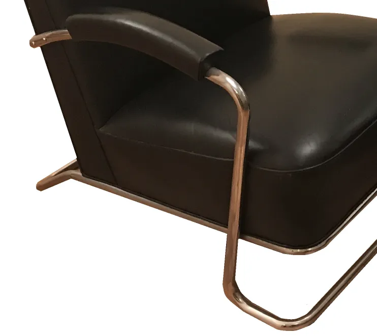 Due poltrone antiche con design art deco elegante e braccioli.