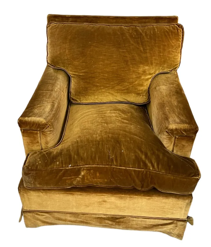 Imagem de duas poltronas antigas que precisam de restauração, com design clássico e cor dourada.