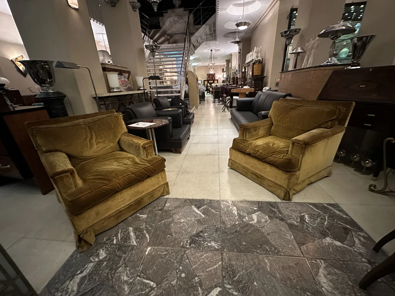 Duas poltronas antigas em um ambiente elegante, prontas para serem restauradas.