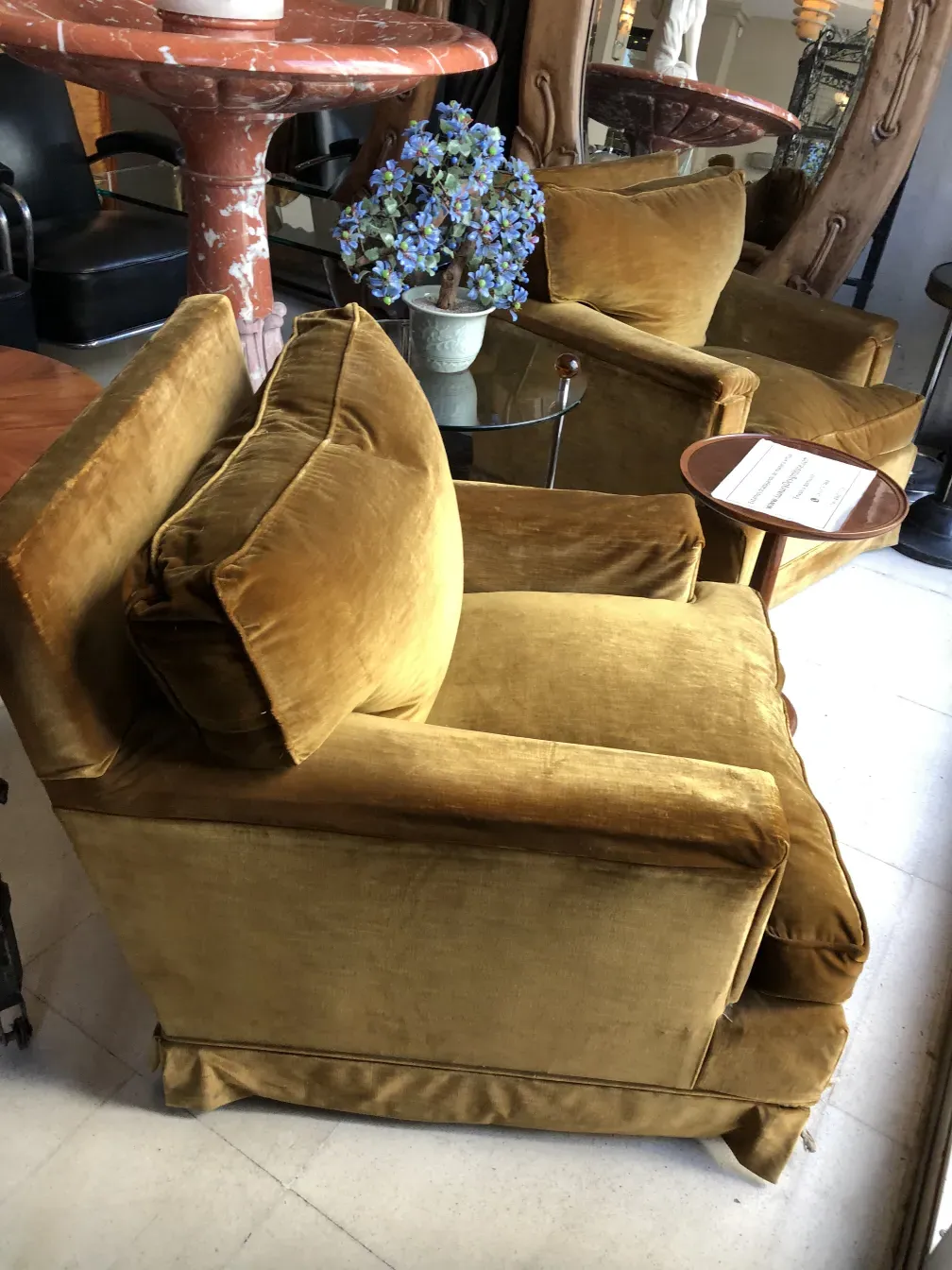 Dos sillones antiguos de color mostaza para restaurar, con cojines grandes