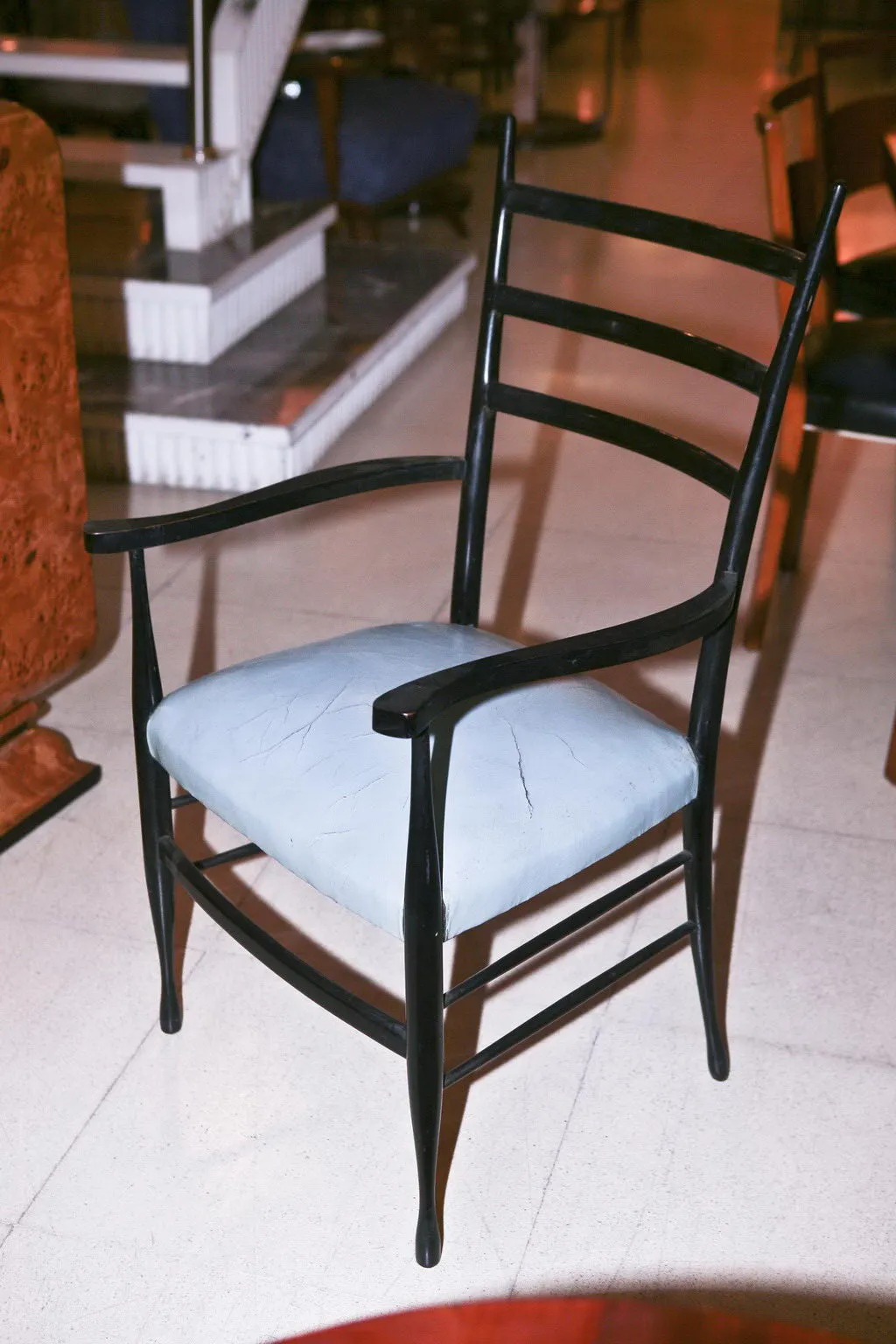 Antiker Esstisch von Gio Ponti für 8 Personen, mit einem einzigartigen Design in einer eleganten Umgebung.