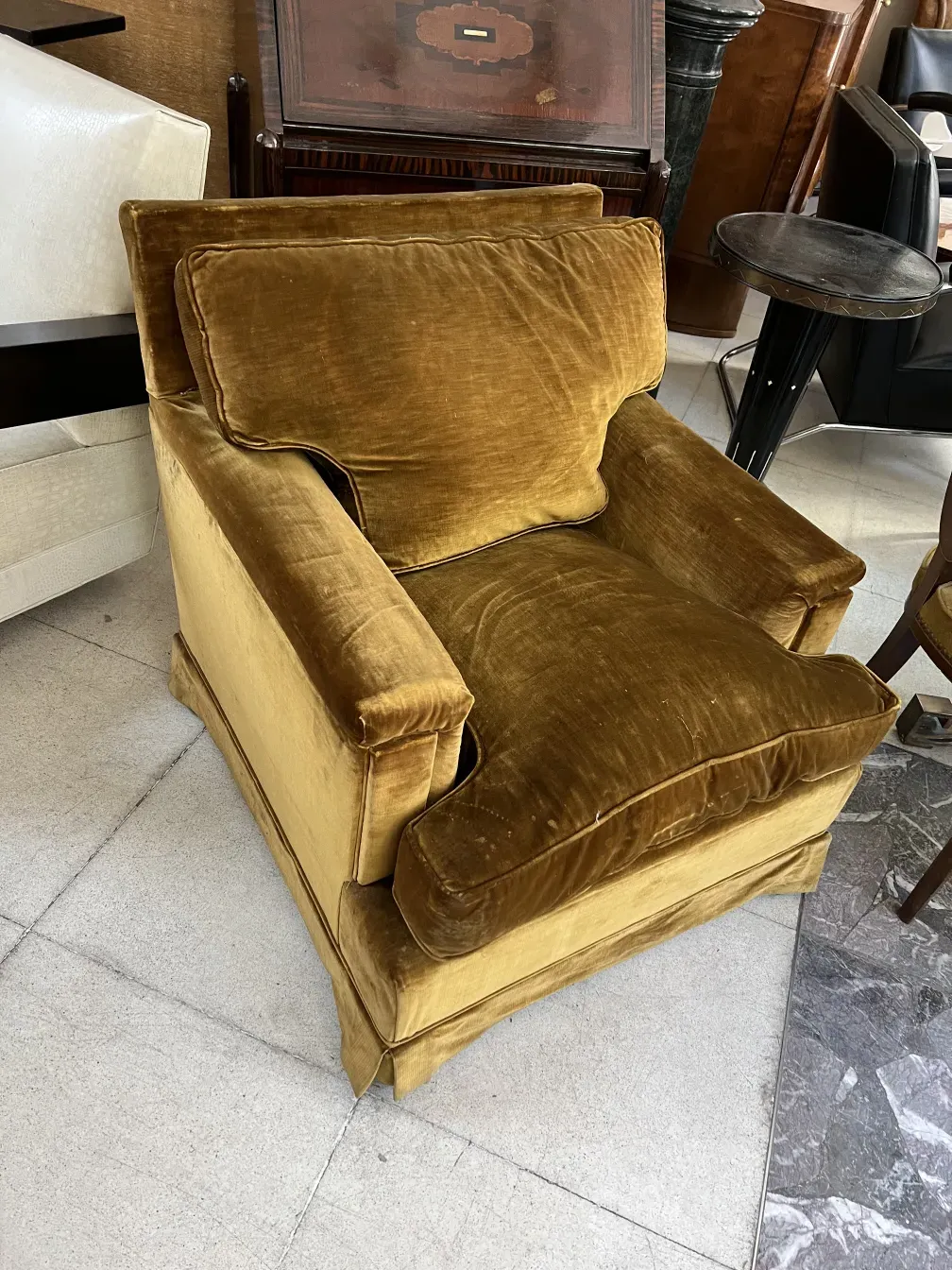 sillones antiguos para restaurar con cojines amarillos en un ambiente vintage