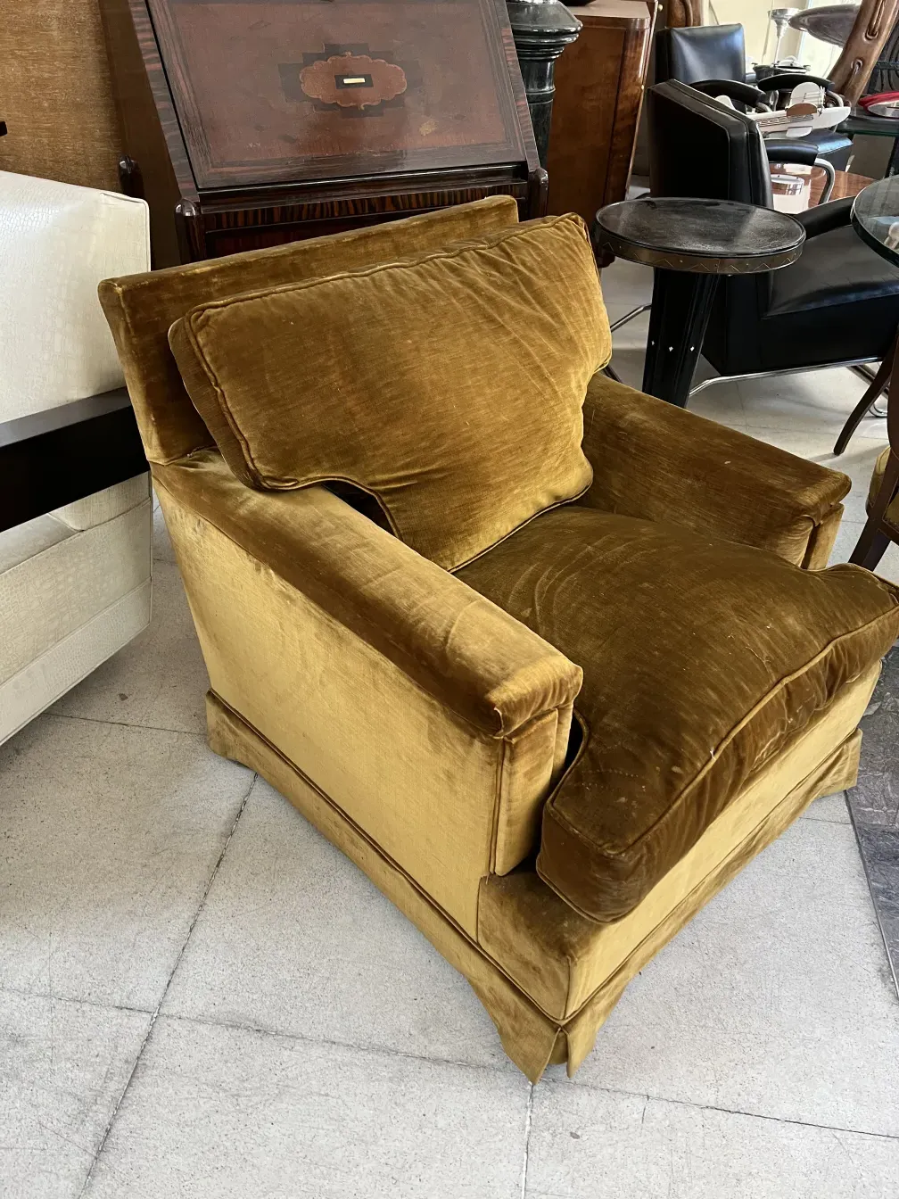 Deux fauteuils anciens à restaurer dans un cadre élégant avec une décoration variée