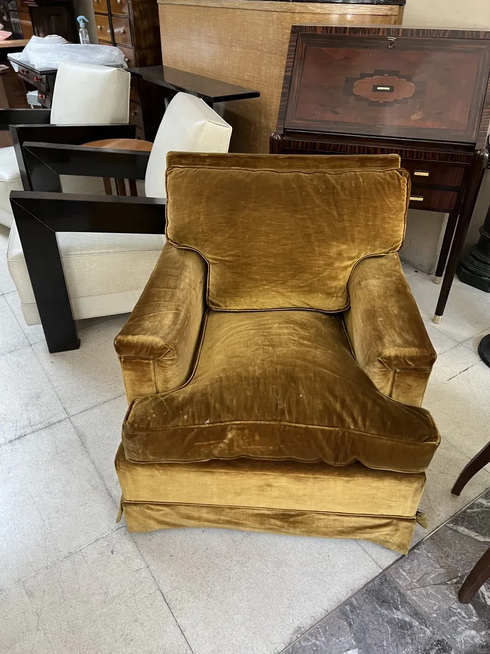 deux fauteuils anciens à restaurer, de couleur marron clair avec un design confortable.