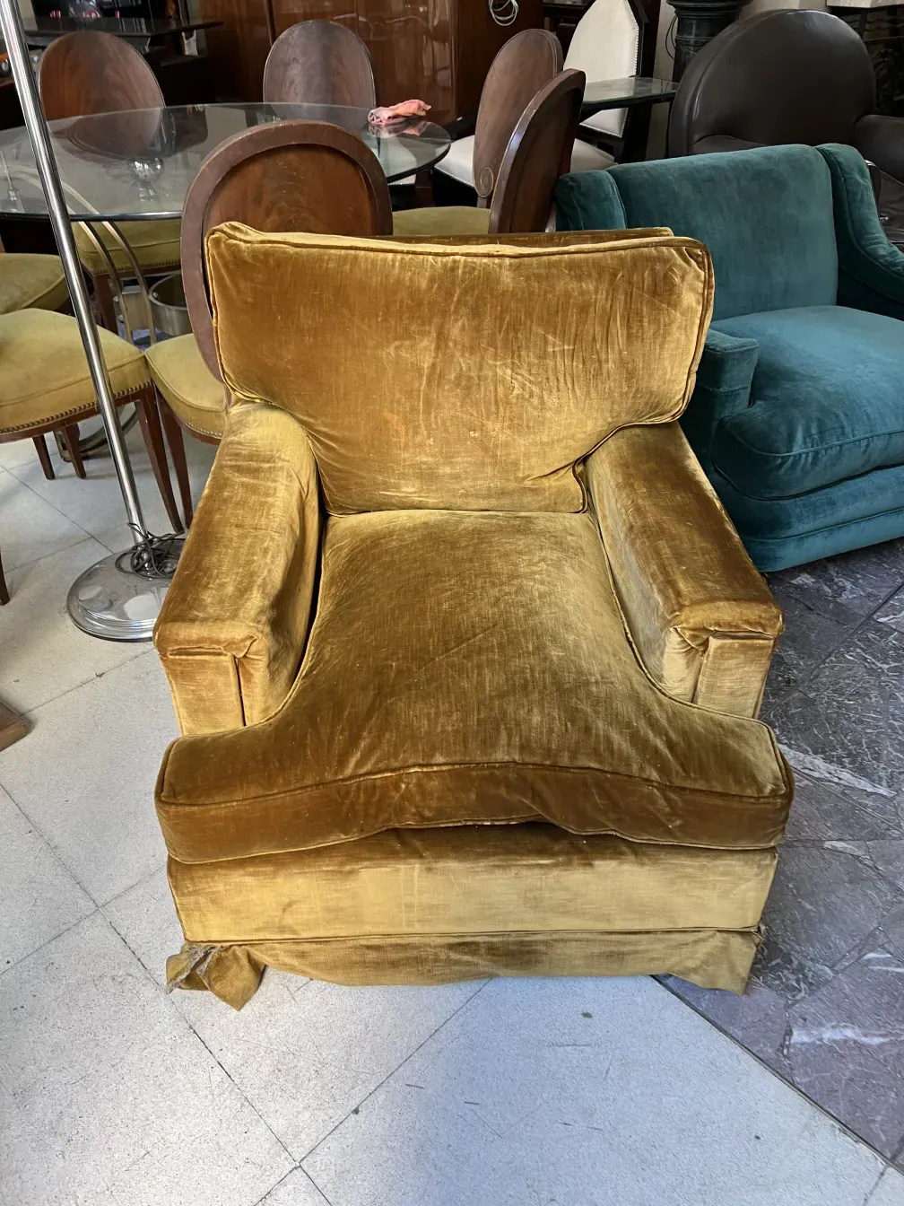 Due poltrone d'epoca dorate da restaurare in un ambiente decorativo.