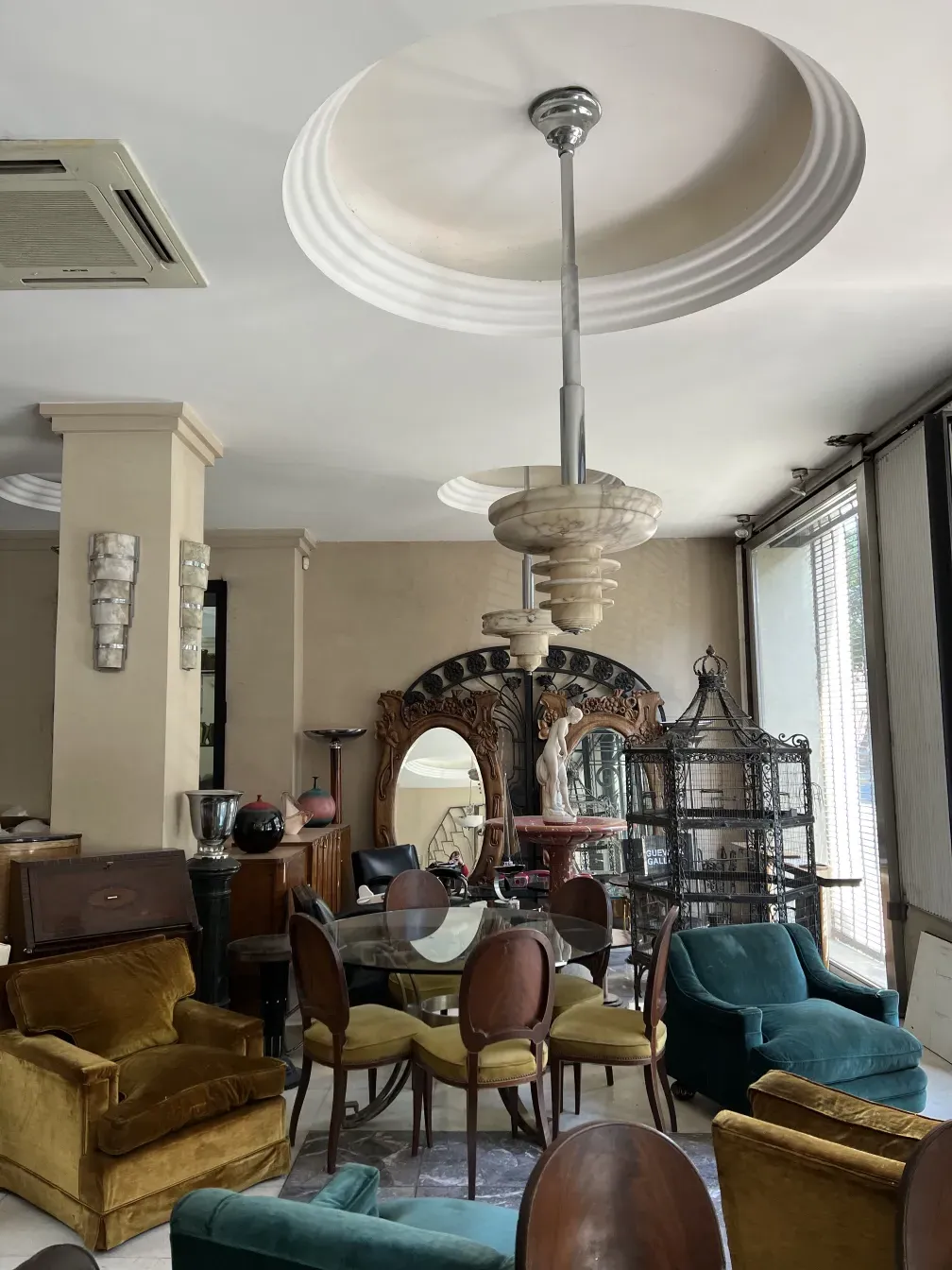 poltrone antiche da restaurare in un ambiente elegante