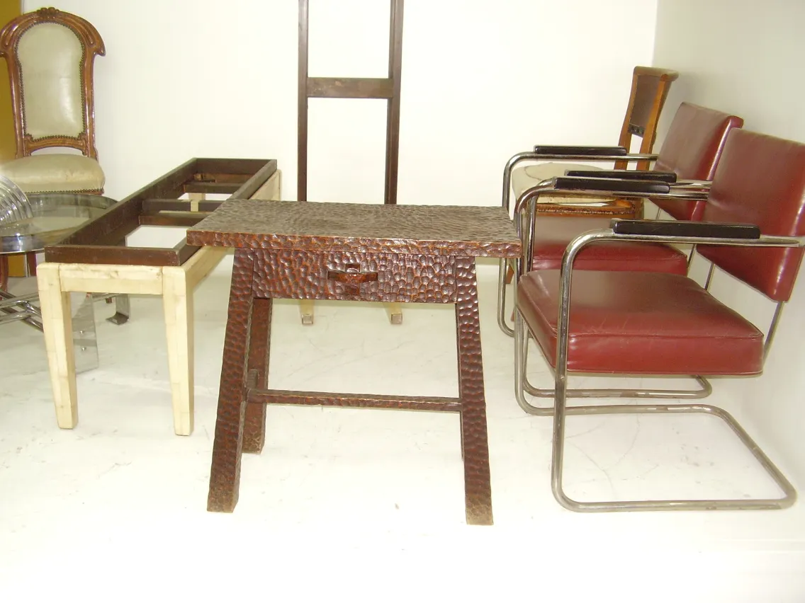 Due poltrone antiche con design classico in un ambiente pulito