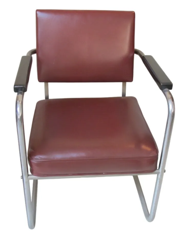 poltronas antigas de diferentes cores com braços