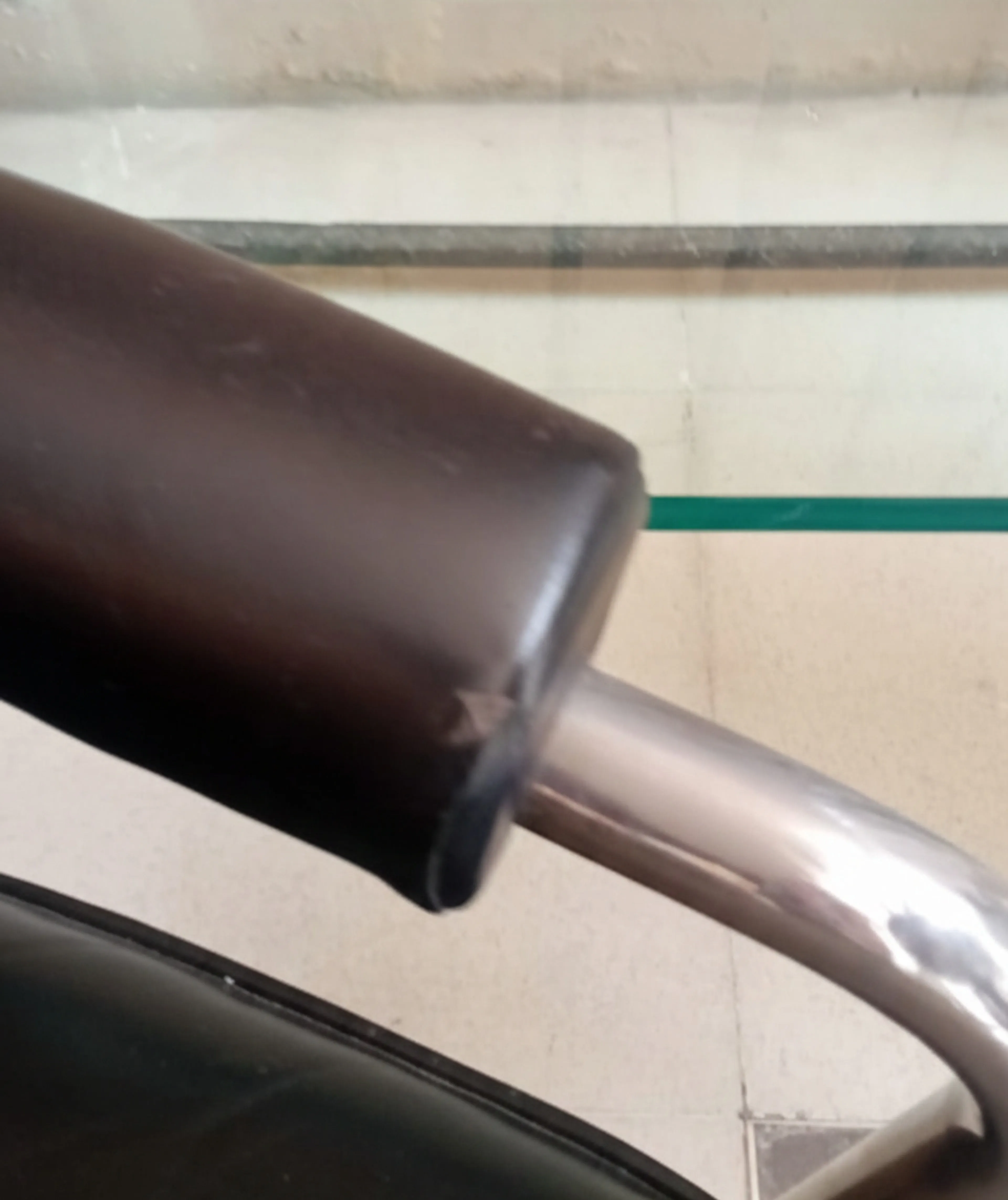 Detail eines antiken Armlehnstuhls