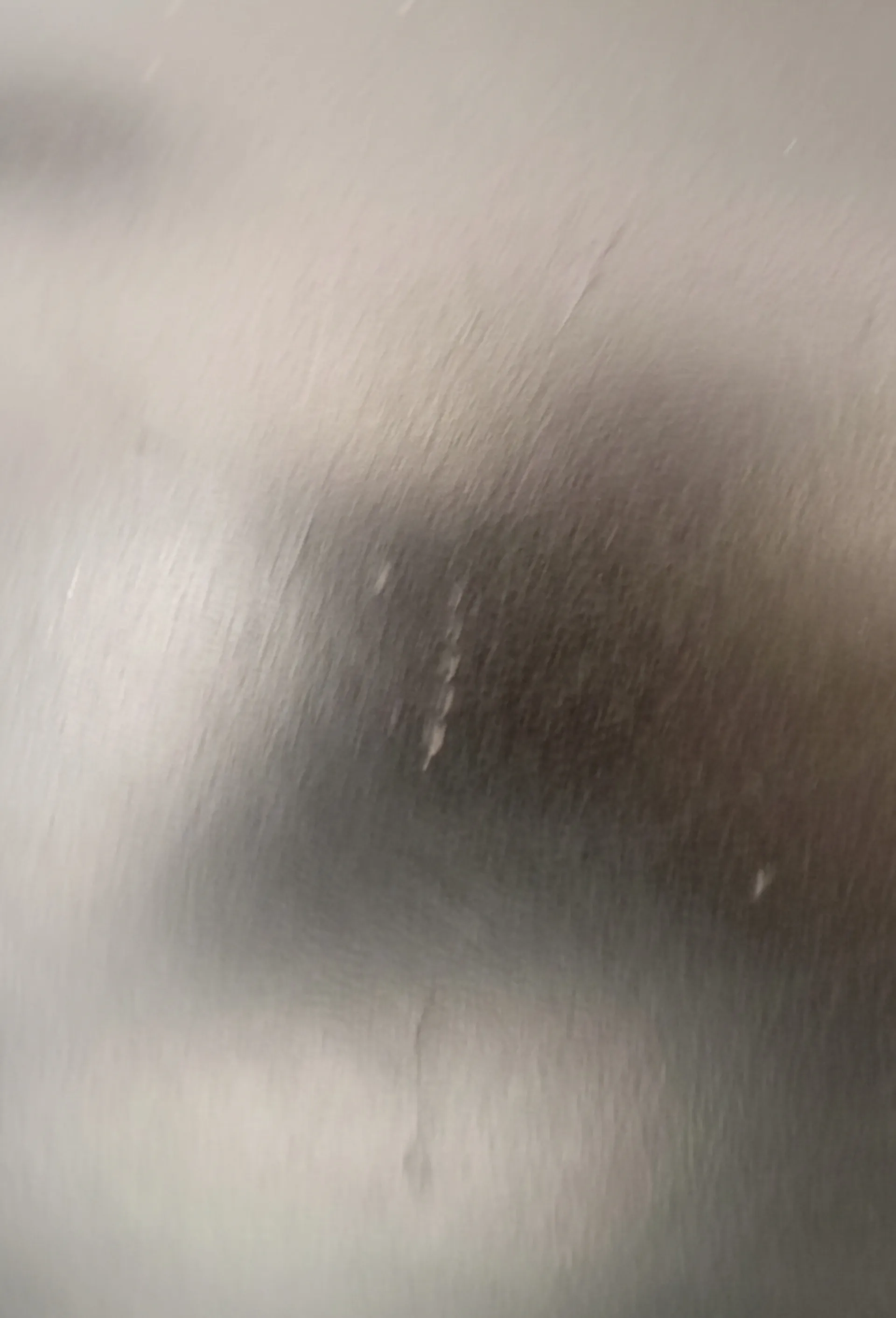 Duas poltronas antigas com detalhes únicos em um ambiente calmo