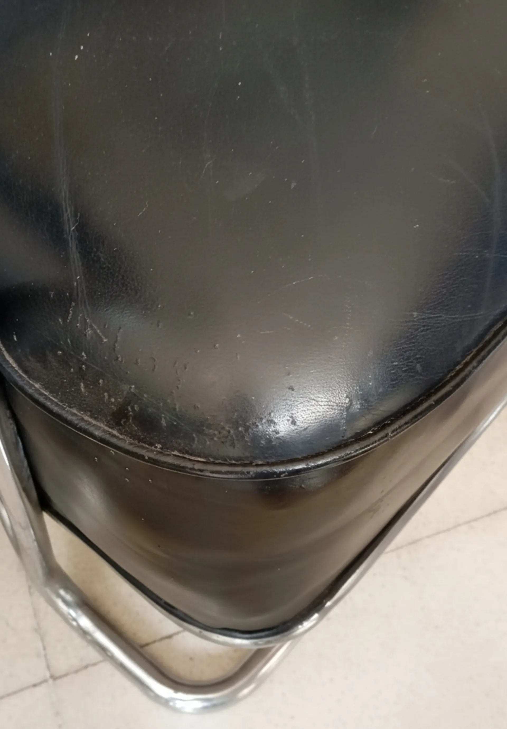 Nahaufnahme von 2 antiken Armlehnstühlen in schwarzer Farbe in einer neutralen Umgebung.