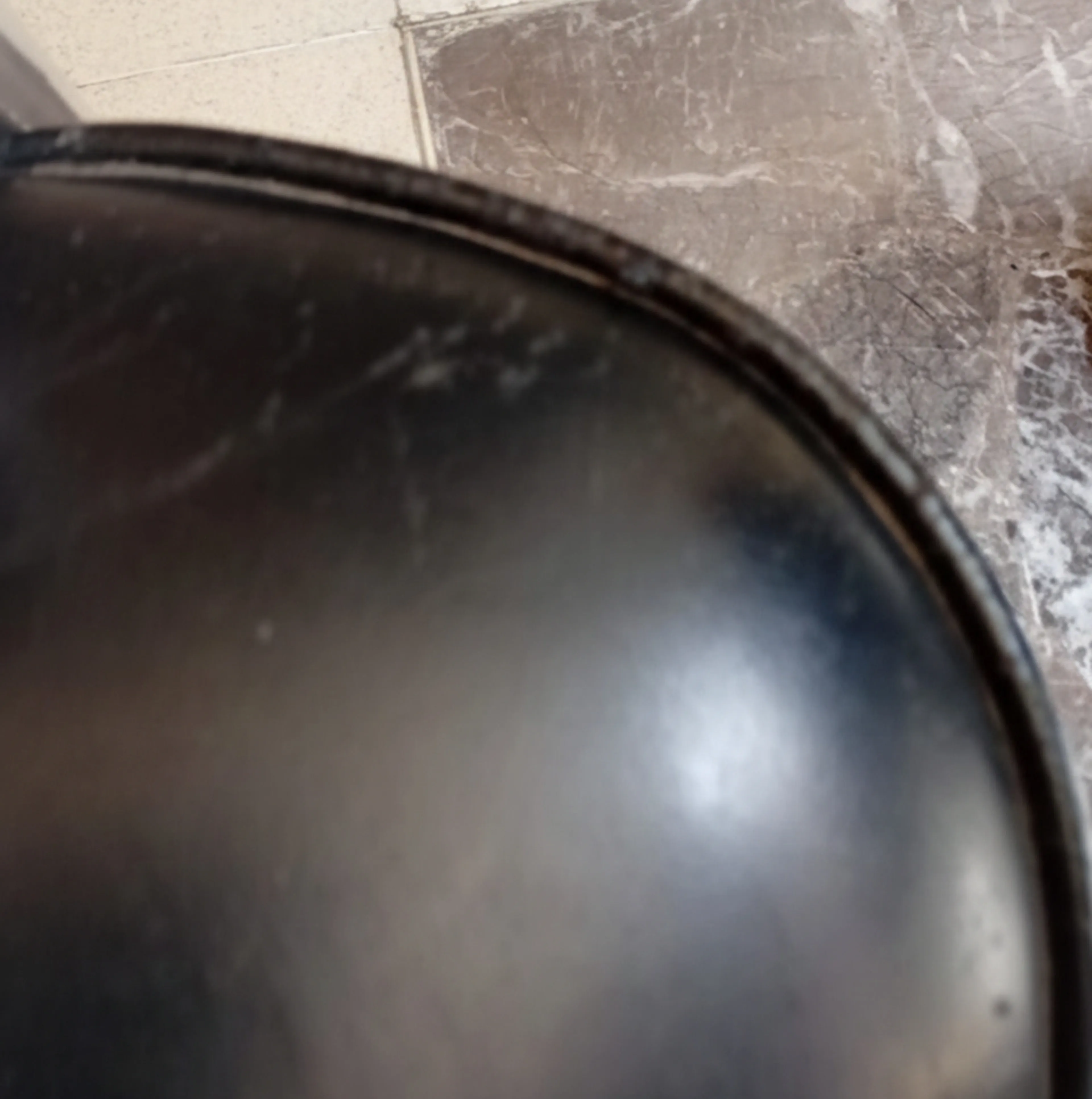 Dettaglio di 2 poltrone antiche in un ambiente accogliente