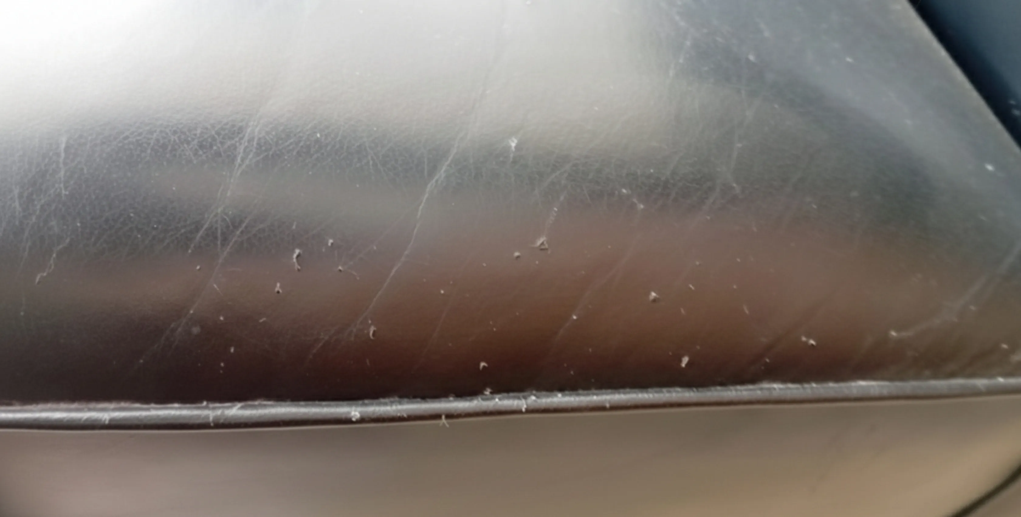 Duas poltronas antigas com marcas e detalhes