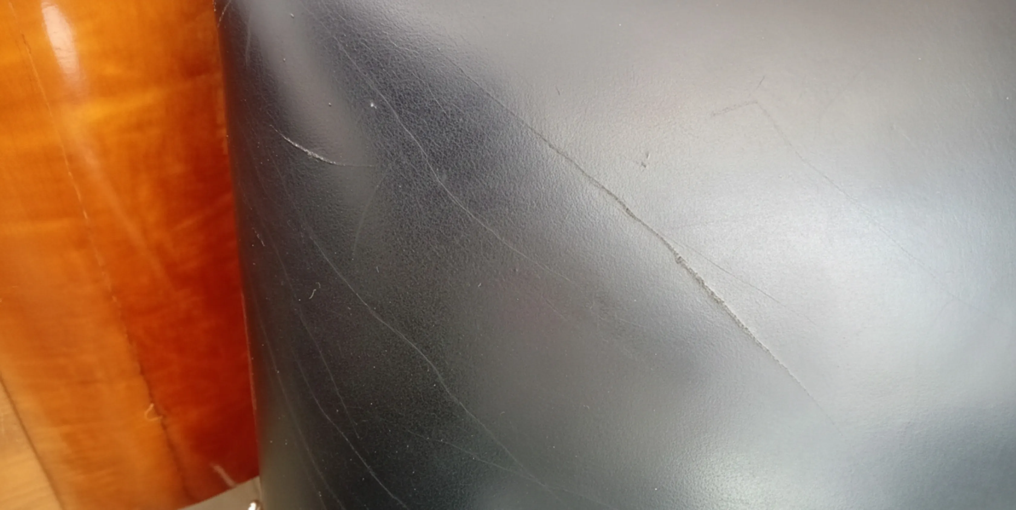 使用感のある肘掛け椅子 2 脚の詳細が心地よい部屋にある。