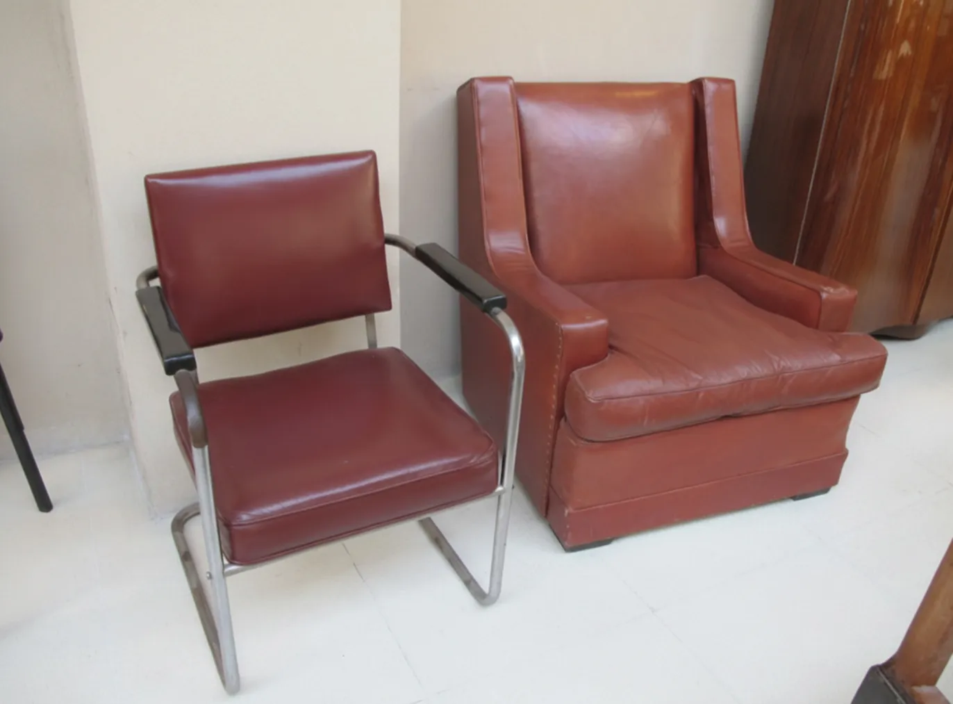 duas poltronas antigas para restaurar, uma com braços e outra maior, em um ambiente interno