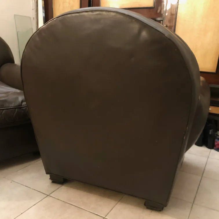 duas poltronas antigas com design arredondado em um ambiente aconchegante.