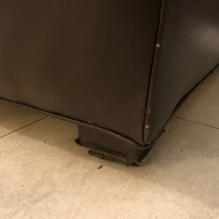 Vue d'un fauteuil ancien montrant l'usure et le support inférieur