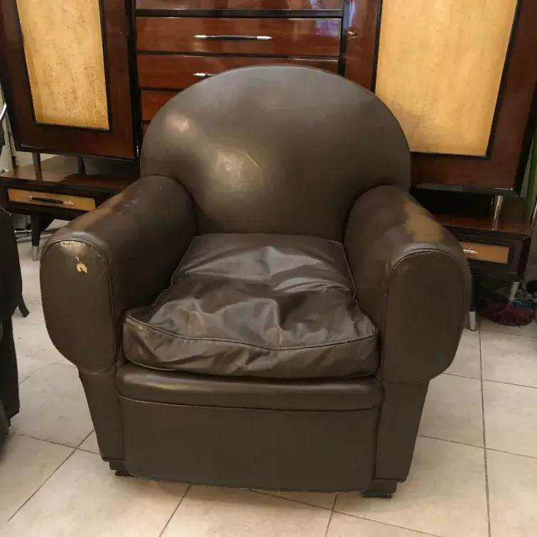 Dos sillones antiguos para restaurar, con un diseño distintivo de Ruhlmann, en un ambiente acogedor.