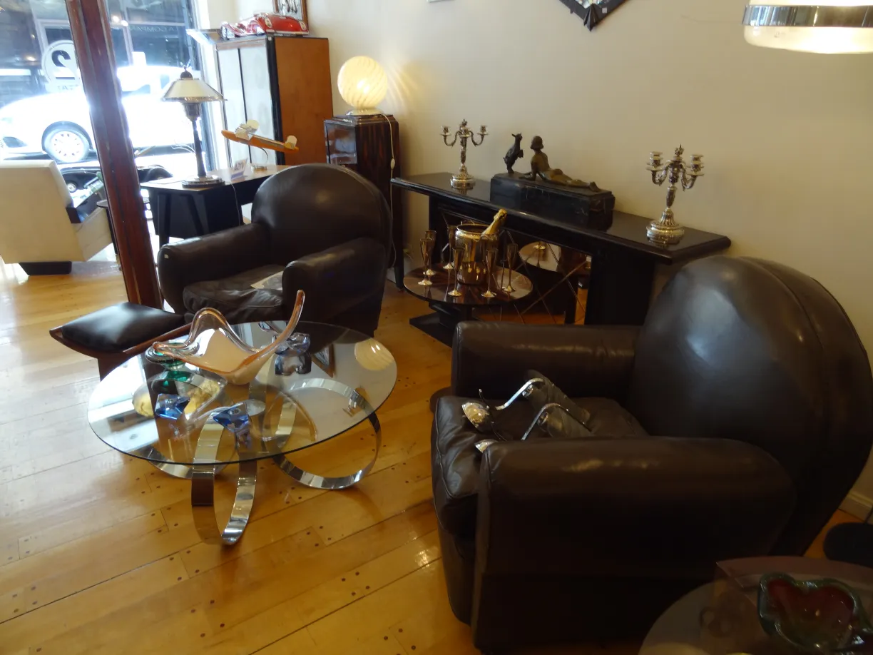 dos sillones antiguos de diseño clásico en una sala moderna