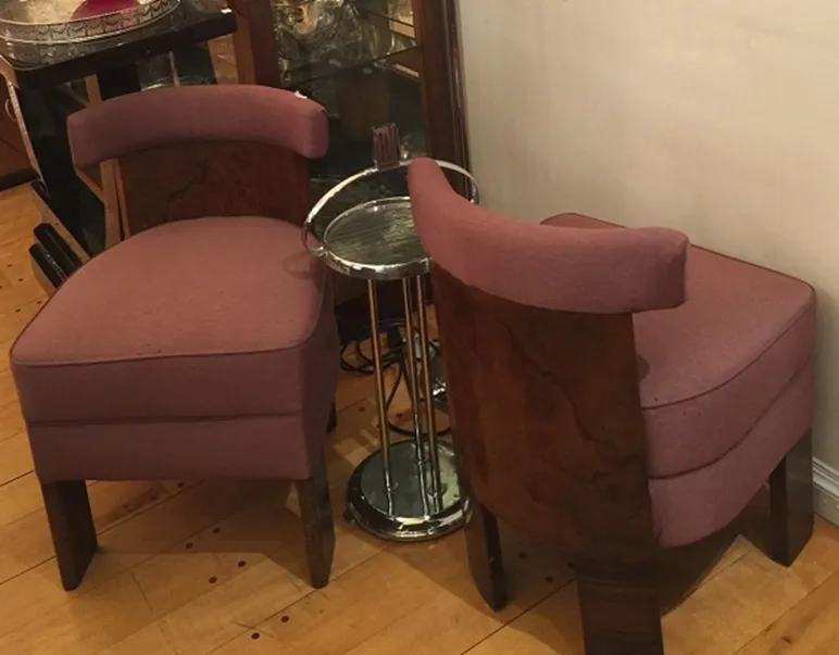 Duo de sillones antiguos en un entorno acogedor, listos para restaurar.