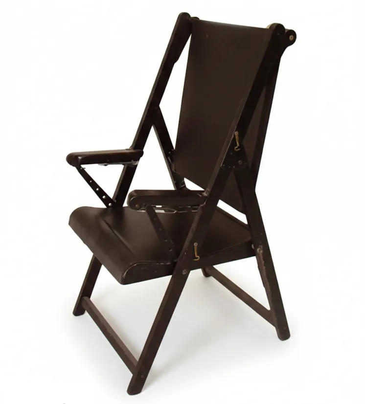 Deux fauteuils anciens dans un cadre vintage, à restaurer, de couleur sombre.