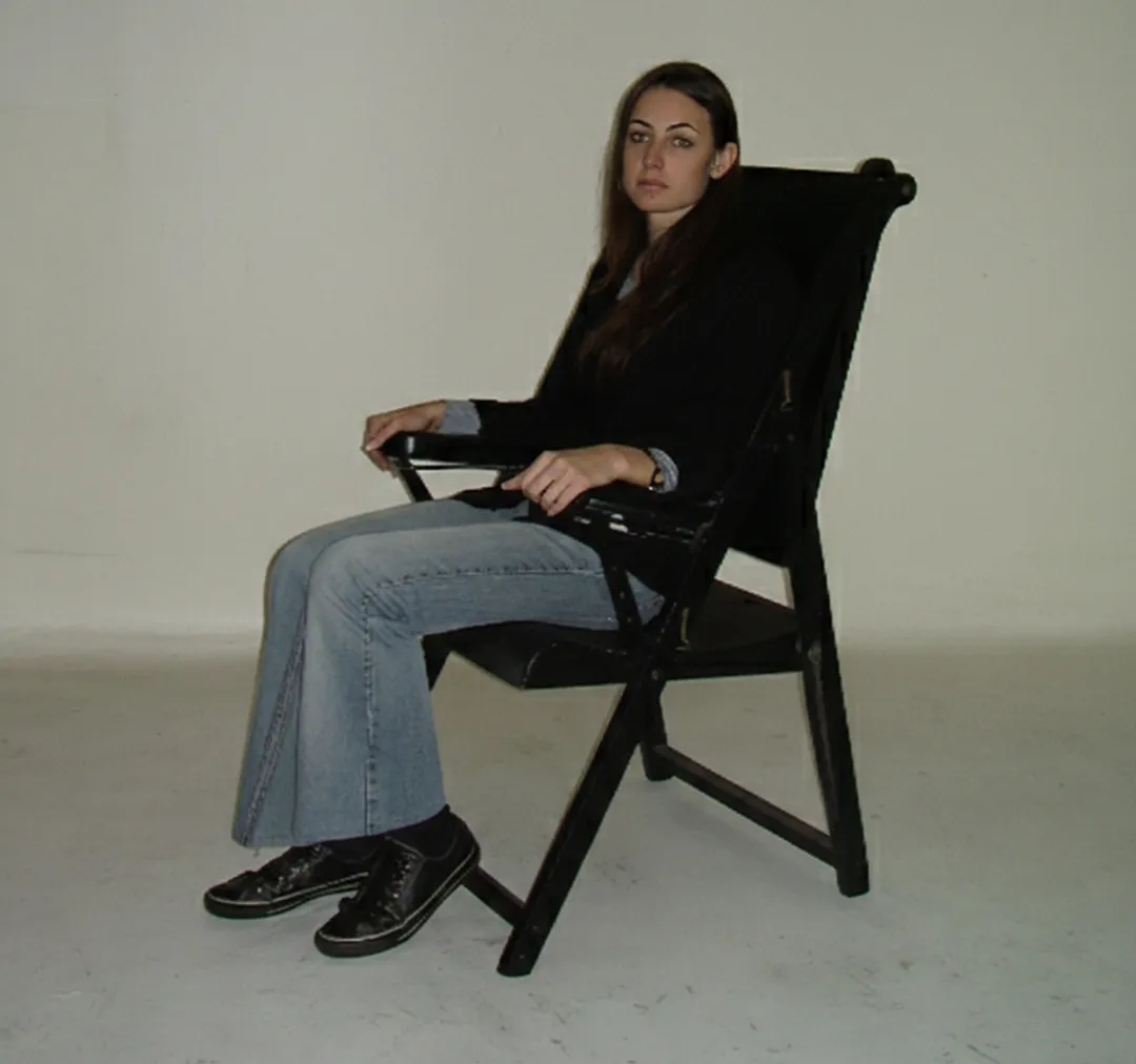 dos sillones antiguos en un ambiente neutro, listos para restaurar