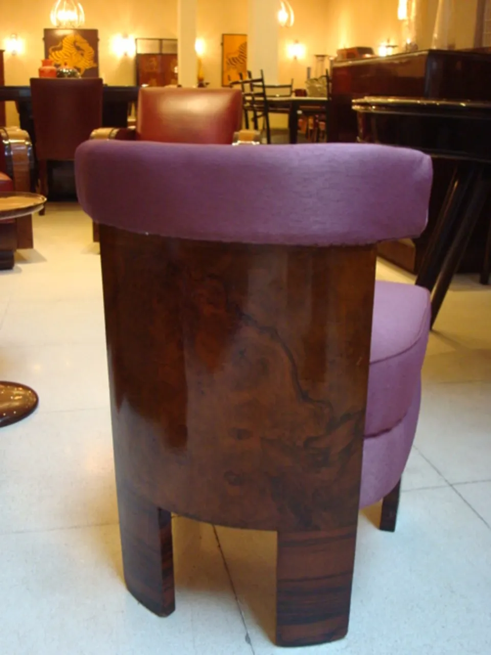 due poltrone antiche con design circolare e colore viola in un ambiente elegante