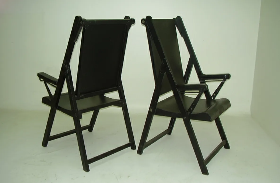 Deux fauteuils antiques en bon état à restaurer, visibles dans un environnement neutre.