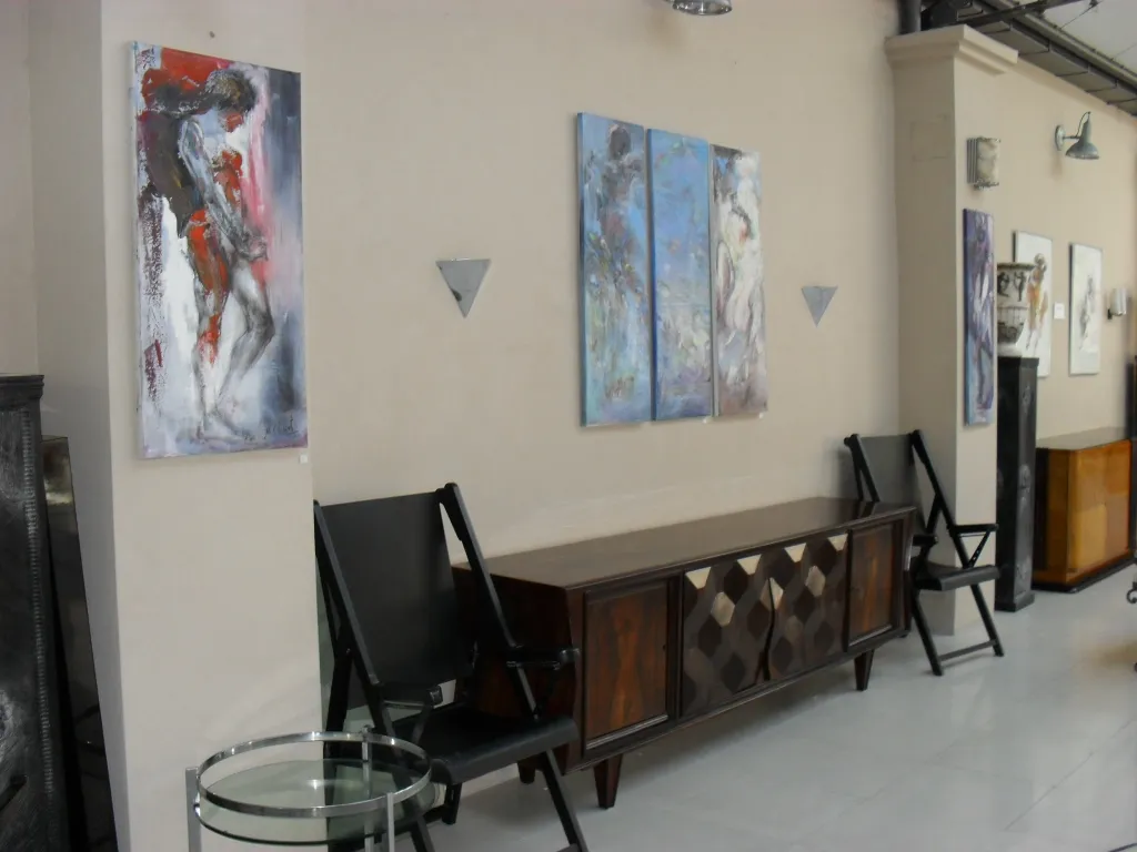 deux fauteuils anciens dans un cadre décoratif avec de l'art