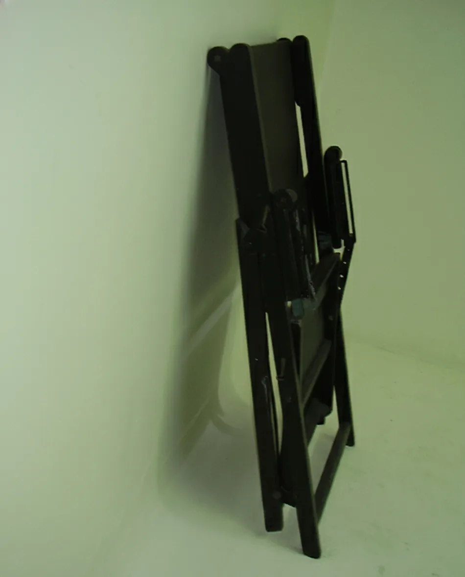 2 पुरानी आर्मचेयर खड़ी, अच्छी स्थिति में, तटस्थ पृष्ठभूमि।