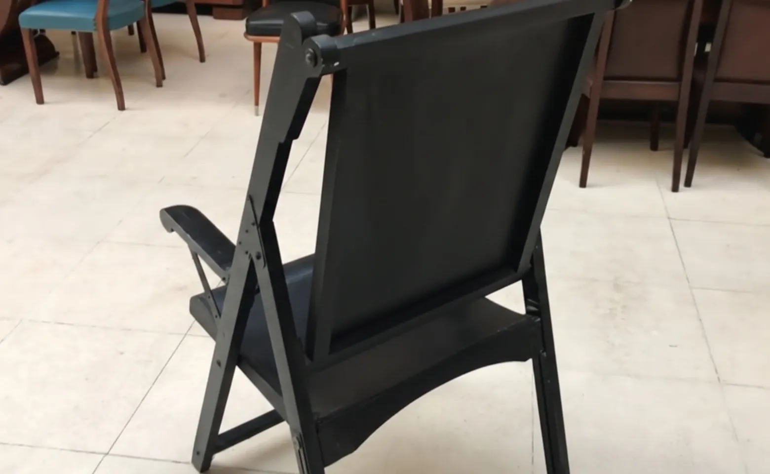 dos sillones antiguos, uno con cojines, en un ambiente acogedor.