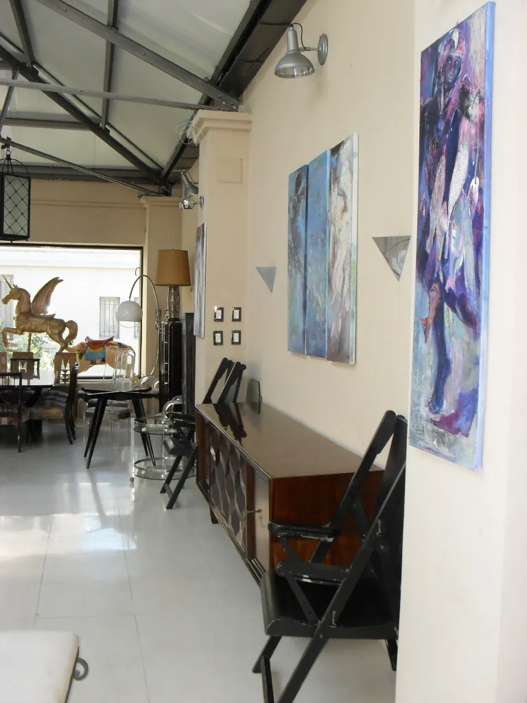 दो प्राचीन आर्मचेयर एक आधुनिक फास्ट में।