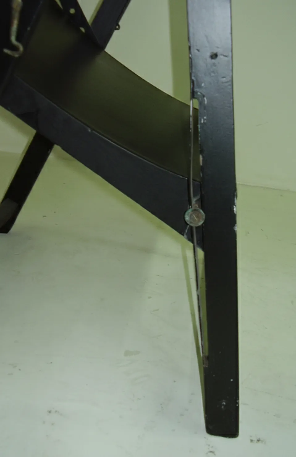 duas poltronas antigas em um ambiente simples, prontas para serem restauradas, com estrutura visível