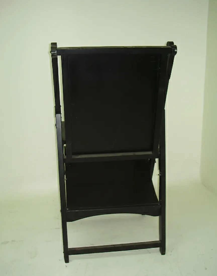 两张需要修复的古董扶手椅的背面视图。