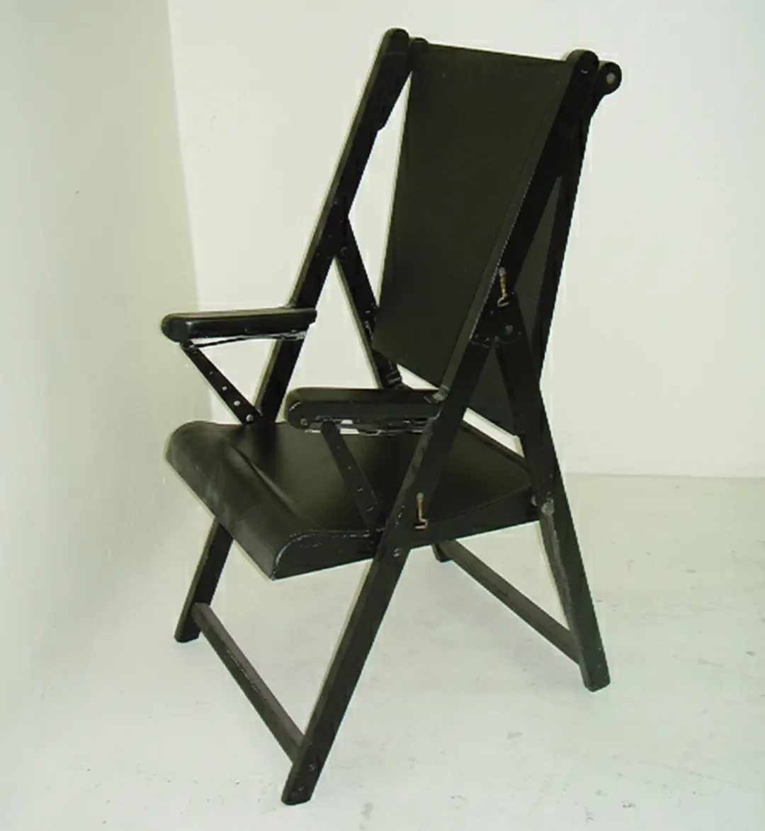 duas poltronas antigas em um ambiente neutro