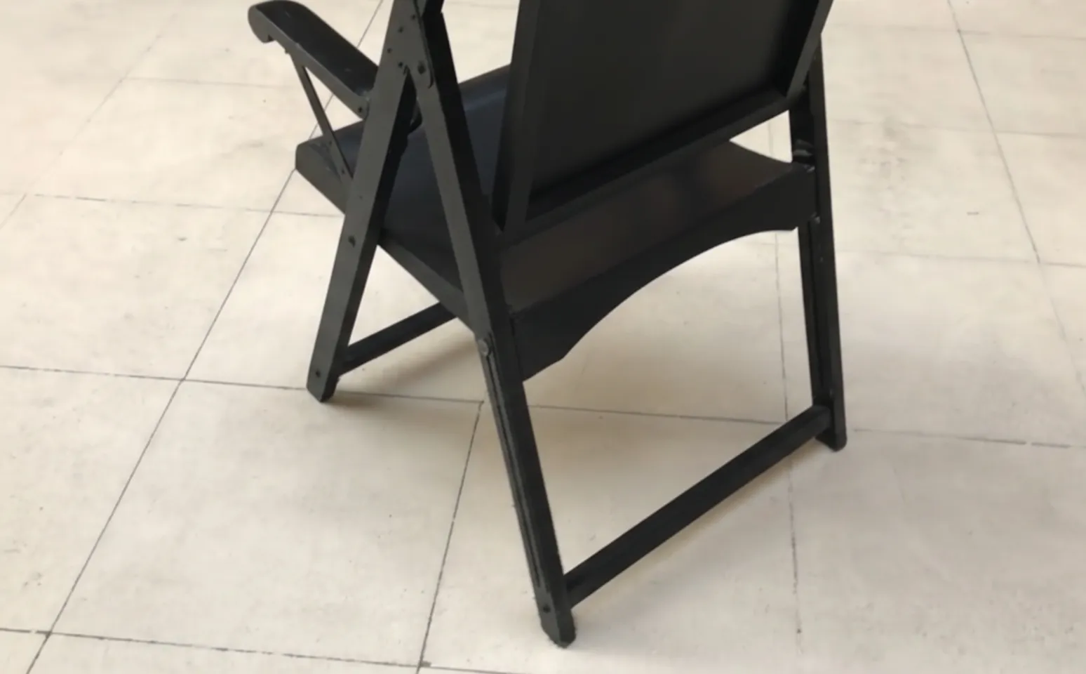 due poltrone antiche nere pronte per restauro in un ambiente accogliente.