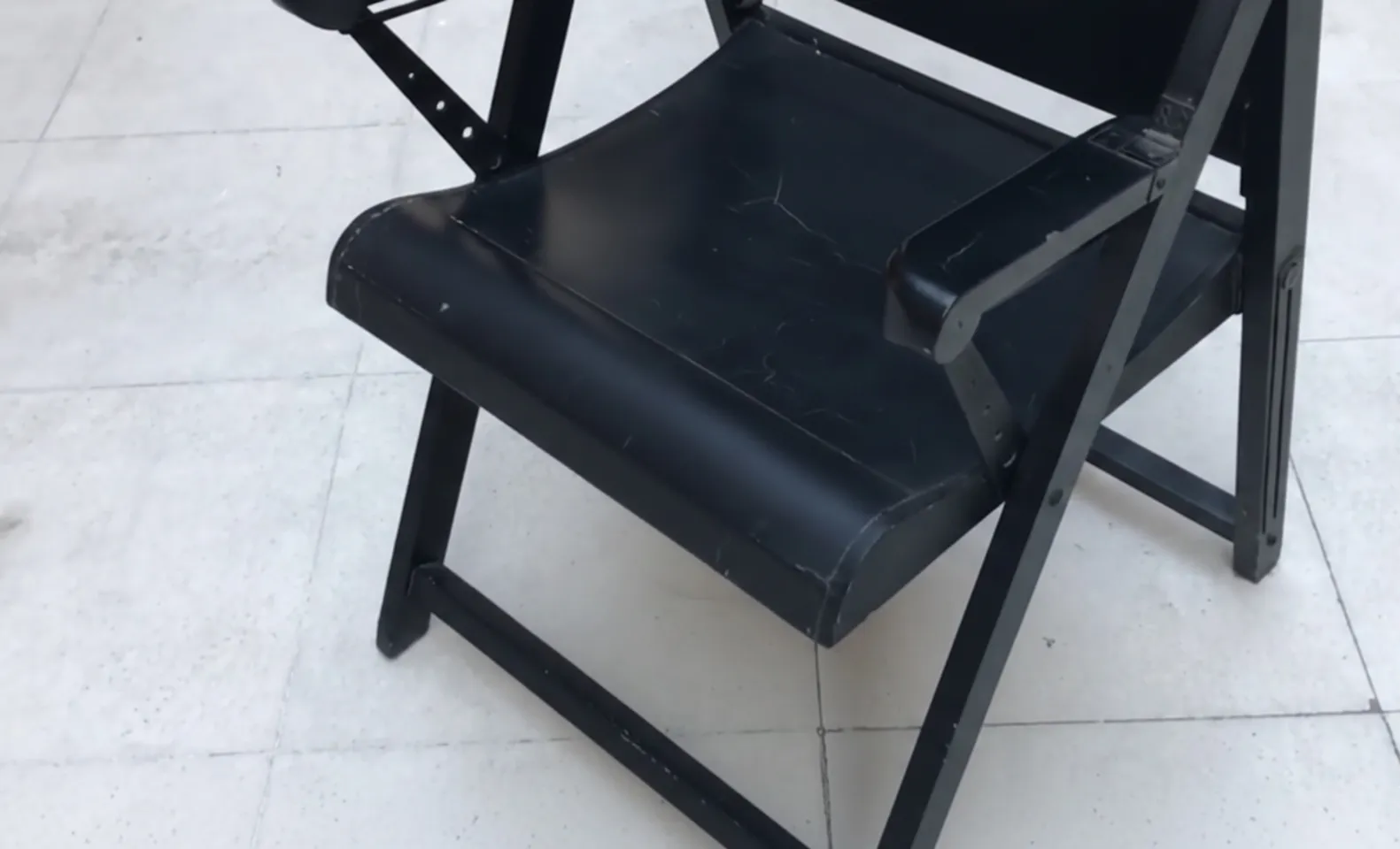 Deux fauteuils anciens avec usure, nécessitant une restauration, ambiance chaleureuse.