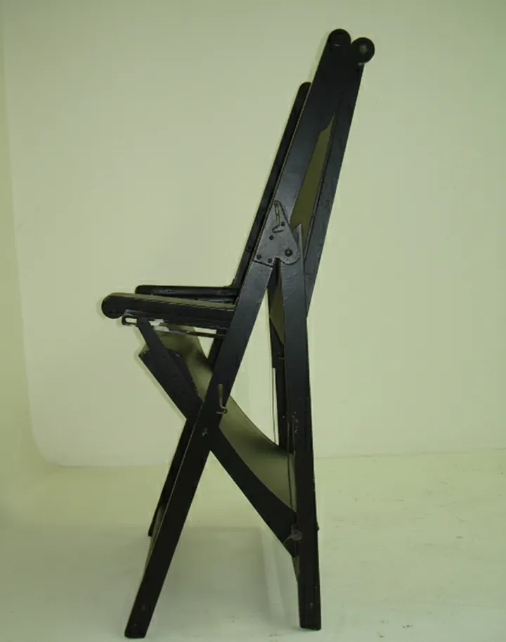 vue latérale de 2 fauteuils antiques dans un cadre neutre, design classique.