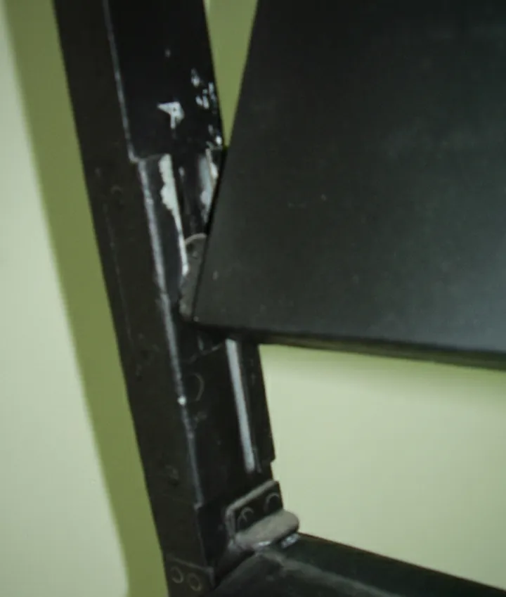 due poltrone antiche con usura, pronte per la restaurazione, su sfondo neutro